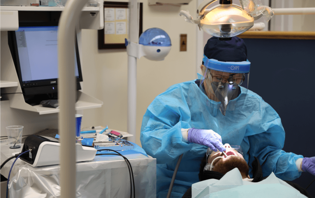 在线赌博推荐 dental students work on patient.